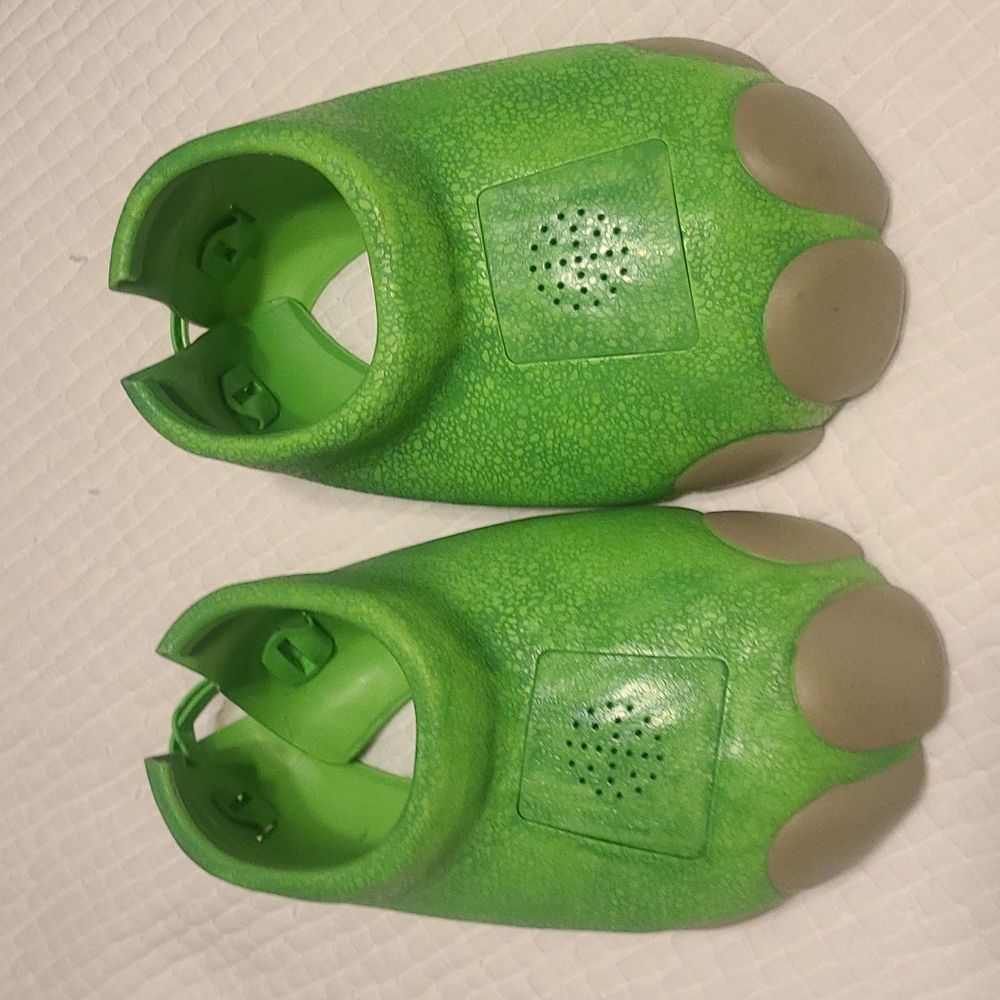 LAST CHANCE. Disney's The Good Dinosaur Stomping Dino Feet🦕